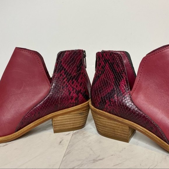 New! Vince Camuto Abrinna Red Snake Print Leather Bootie 7 1/2W - Picture 14 of 16